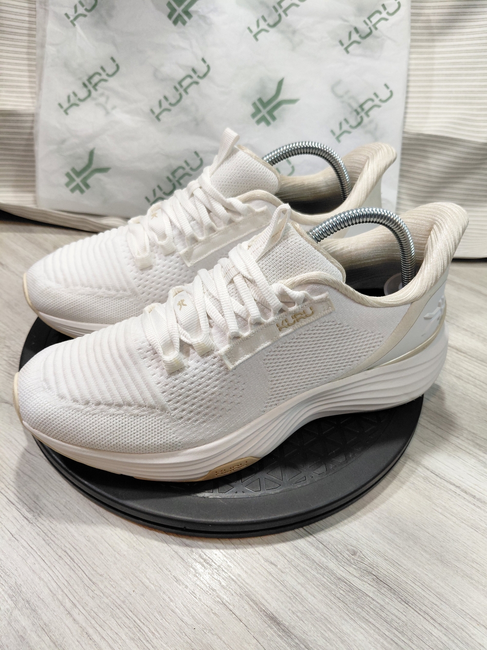 NEW Kuru Womens Atom 2 Bright White & Sand Athletic Sneakers SIZE 9